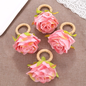 Lot de 4 ronds de serviette avec roses roses et raphia pour une table élégante