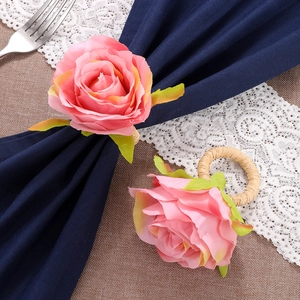 Rond de serviette artisanal rose avec boucle en raphia pour une décoration élégante