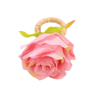 Rond de serviette rose avec fleur artificielle et boucle en raphia pour table de fête