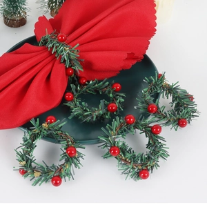 Ronds de serviette de Noël avec baies rouges et aiguilles de pin pour décor de table