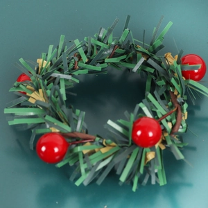 Rond de serviette de Noël avec aiguilles de pin et baies rouges pour décor de table