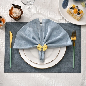 Rond de serviette doré feuille de ginkgo pour décoration de table élégante et raffinée