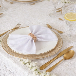 Rond de serviette à trois rangs en perles champagne et strass sur assiette blanche