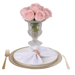 Rond de serviette en perles champagne et cristaux sur serviette blanche et plateau