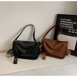 Détails des sacs à bandoulière en cuir tressé avec boucles dorées et larges sangles à motifs