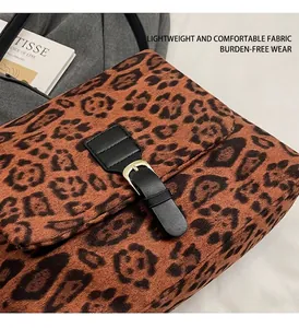 Dettaglio borsa leopardata con trama morbida e fibbia in metallo dorato vintage
