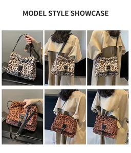Dettaglio della borsa a tracolla leopardata nei colori beige e caramello sfumato
