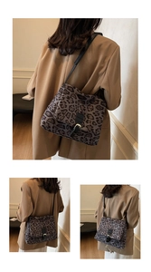 Dettagli della borsa leopardata in ecopelliccia con finiture in pelle e fibbia dorata