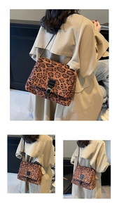 Dettaglio borsa a spalla leopardata con cinturini in pelle nera e patta di chiusura