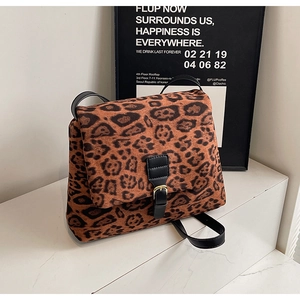 Dettaglio borsa a tracolla leopardata in pelle scamosciata con cinturino in pelle nera