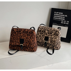 Dettaglio di borse leopardate in marrone e beige con fibbie in metallo dorato