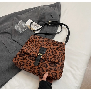 Dettaglio della borsa a spalla leopardata in pelle scamosciata con fibbia in nero
