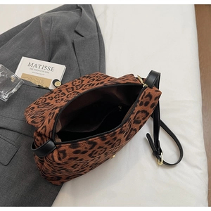 Dettaglio della borsa tote leopardata con tracolla in pelle e fibbia in metallo oro