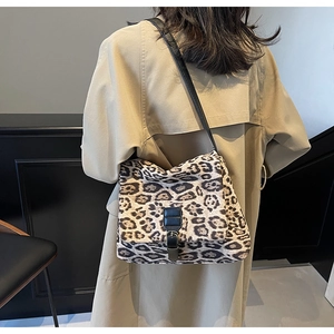 Dettaglio della borsa tote leopardata indossata con un trench per un look autunnale