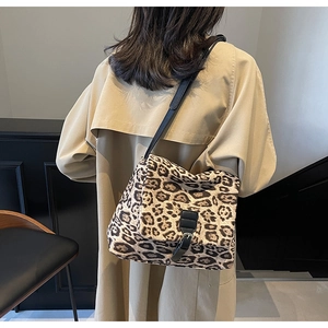 Borsa a tracolla leopardata abbinata a un trench beige per un look autunnale di tendenza