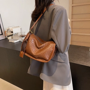 Sac oreiller marron tissé avec bandoulière large réglable pour femme chic