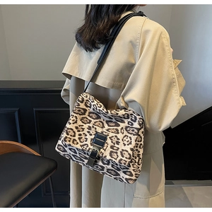 Dettaglio della borsa a tracolla leopardata con cinturino in pelle e fibbia nera