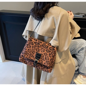 Vista lifestyle di una borsa tote leopardata abbinata a un trench kaki da donna
