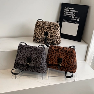 Borse a tracolla con stampa leopardata in tre colori su supporti minimalisti