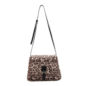 Borsa tote con stampa leopardata, tracolla in pelle nera e fibbia in metallo regolabile