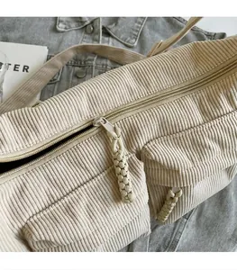 Detail des glatten Reißverschlusses an der beigen Cord-Einkaufstasche mit Materialstruktur
