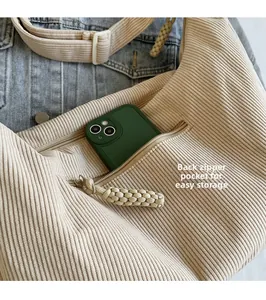 Detailansicht der Cord-Einkaufstasche mit Reißverschlusstasche für Handy und Textur