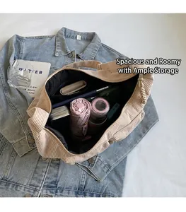 Detailansicht der Cord-Tasche mit geräumigem Innenraum für tägliche Gegenstände