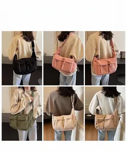 Cord-Tragetasche in sechs Farben mit großen Vordertaschen und Umhängeriemen