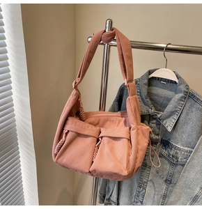 Detail der rosa Cord-Tragetasche mit Vordertaschen und gewebtem Reißverschluss