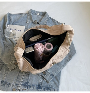 Detailansicht der großen Cord-Tasche mit Platz für Schirm, Handy und Wasserflasche
