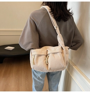 Detailansicht der beigen Cord-Einkaufstasche mit Streifentextur und Klapptaschen