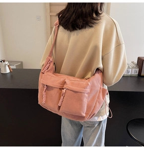 Rosa Cord-Umhängetasche für Damen mit zwei Vordertaschen und verstellbarem Schultergurt