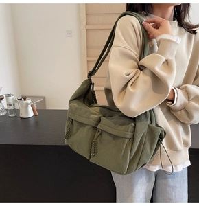 Detailansicht der dunkelgrünen Cord-Einkaufstasche mit Utility-Taschen und weichem Stoff