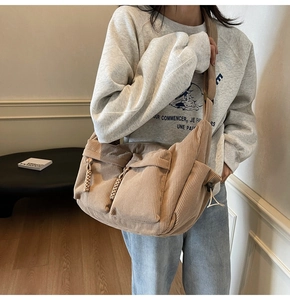 Detailansicht der khakifarbene Cord-Tasche mit mehreren Taschen und Web-Reißverschluss