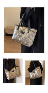Gros plan du sac cabas matelassé métallisé champagne avec inscription de mode chic