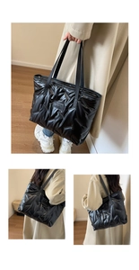 Détail d'un grand sac cabas noir matelassé avec coutures géométriques et bandoulières
