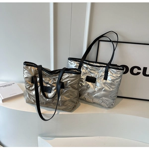 Détails des sacs cabas matelassés en or et argent métallisé avec bandoulière noire