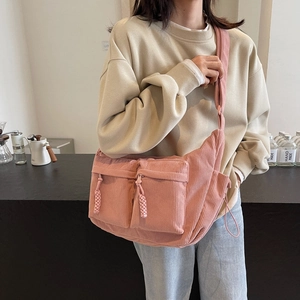 Rosafarbene Cord-Halbmond-Tasche mit doppelten Vordertaschen im japanischen Stil