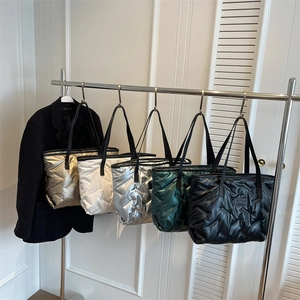 Ensemble de sacs cabas matelassés en coloris or métallique, argent, beige, vert et noir