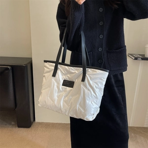 Sac fourre-tout blanc matelassé avec bordure noire et bretelles rembourrées chic
