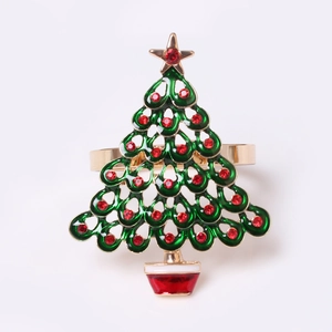 Rond de serviette sapin de Noël en émail vert avec strass rouges sur fond blanc pur