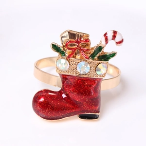 Gros plan détaillé d'un rond de serviette botte de Noël festive avec paillettes et strass