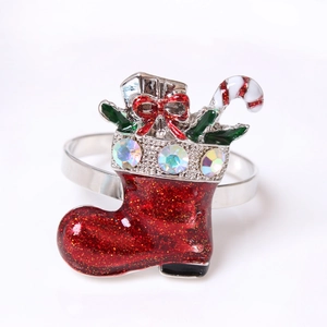 Gros plan détaillé d'un rond de serviette en forme de chaussette de Noël avec strass