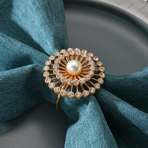 Rond de serviette doré tournesol avec perle blanche et cristaux sur tissu bleu foncé