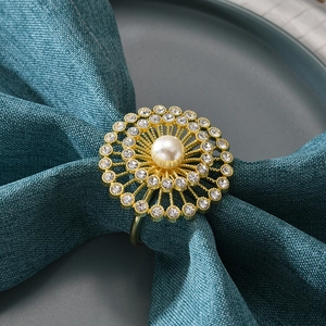 Rond de serviette doré élégant avec perle et strass en forme de fleur soleil