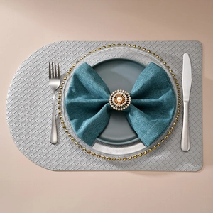 Vue de dessus du rond de serviette doré fleur avec perle et strass sur tissu foncé
