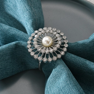 Vue détaillée d'un rond de serviette argenté avec perles et strass étincelants