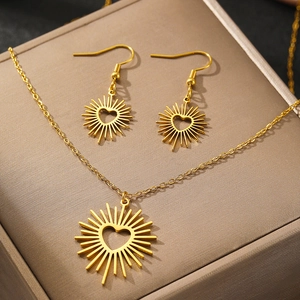 Parure en acier titane doré avec collier pendentif cœur soleil et boucles d'oreilles