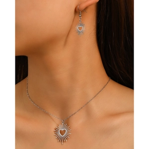 Ensemble collier et boucles d'oreilles avec pendentif cœur soleil en argent