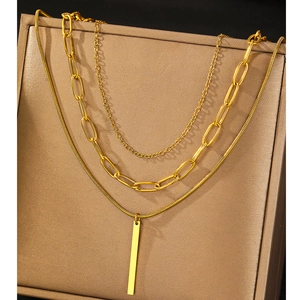 Collana dorata a tre strati con catena a serpente e ciondolo a barra verticale moda